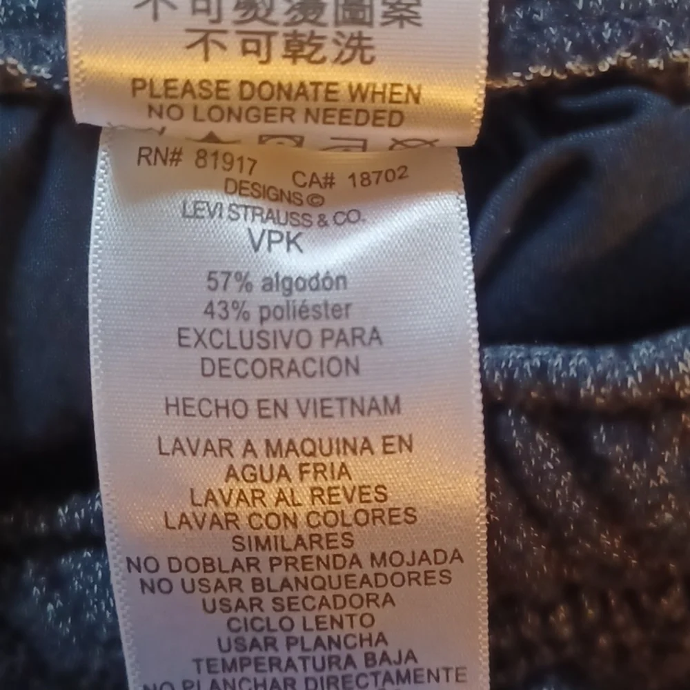 levi joggers,  boys size medium .( 10-12 yrs)  Speckled. Good used condition.